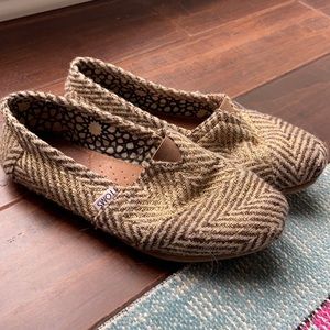 Tom’s Sz 8 gold tweed shoes